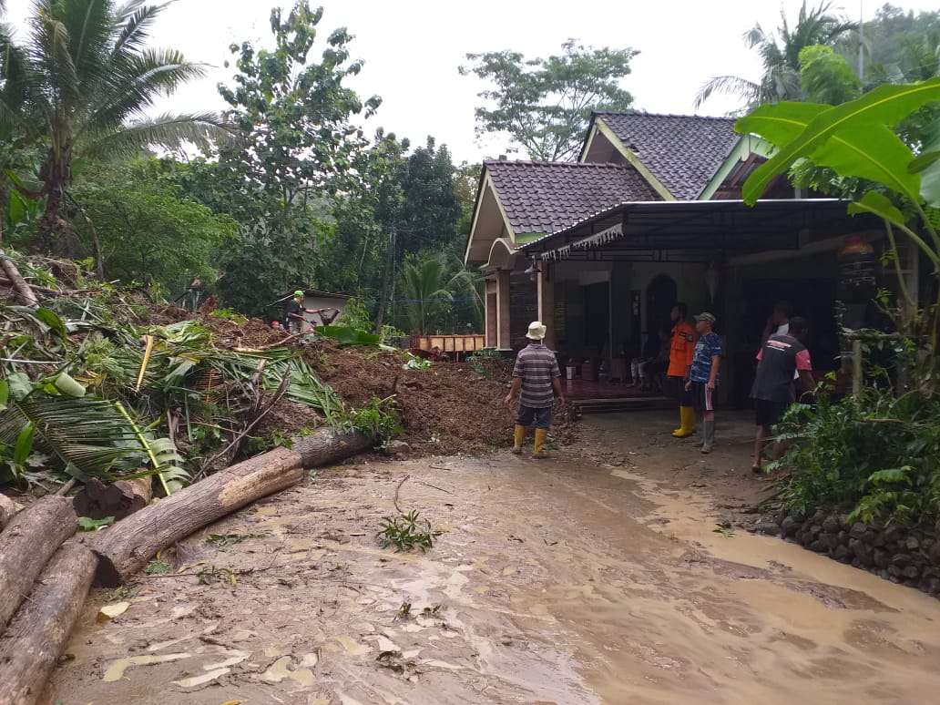 Waspada Tanah Longsor Saat Hujan Deras